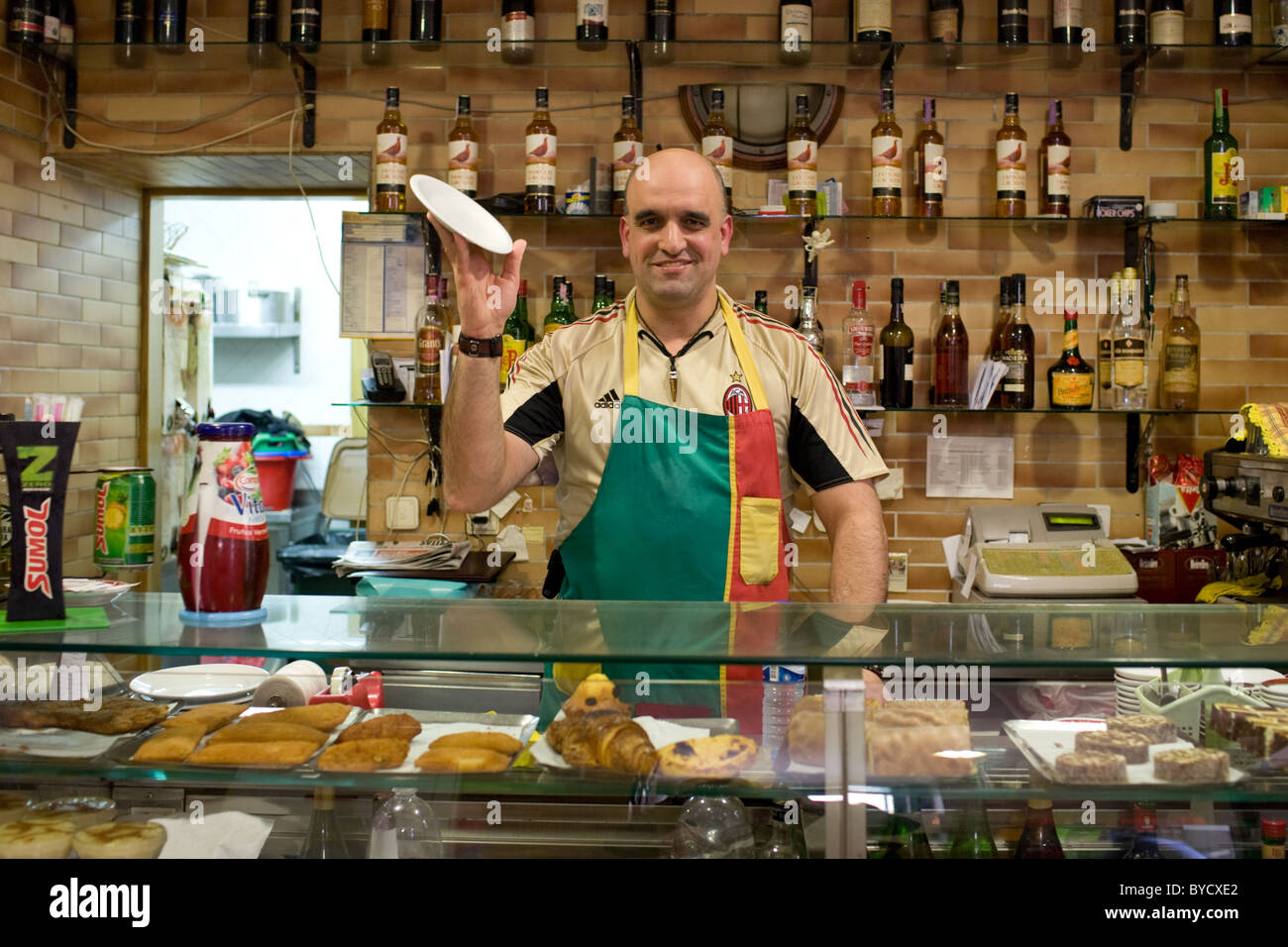 Cafe proprietario nel quartiere Mouraria, Lisbona, Portogallo Foto Stock