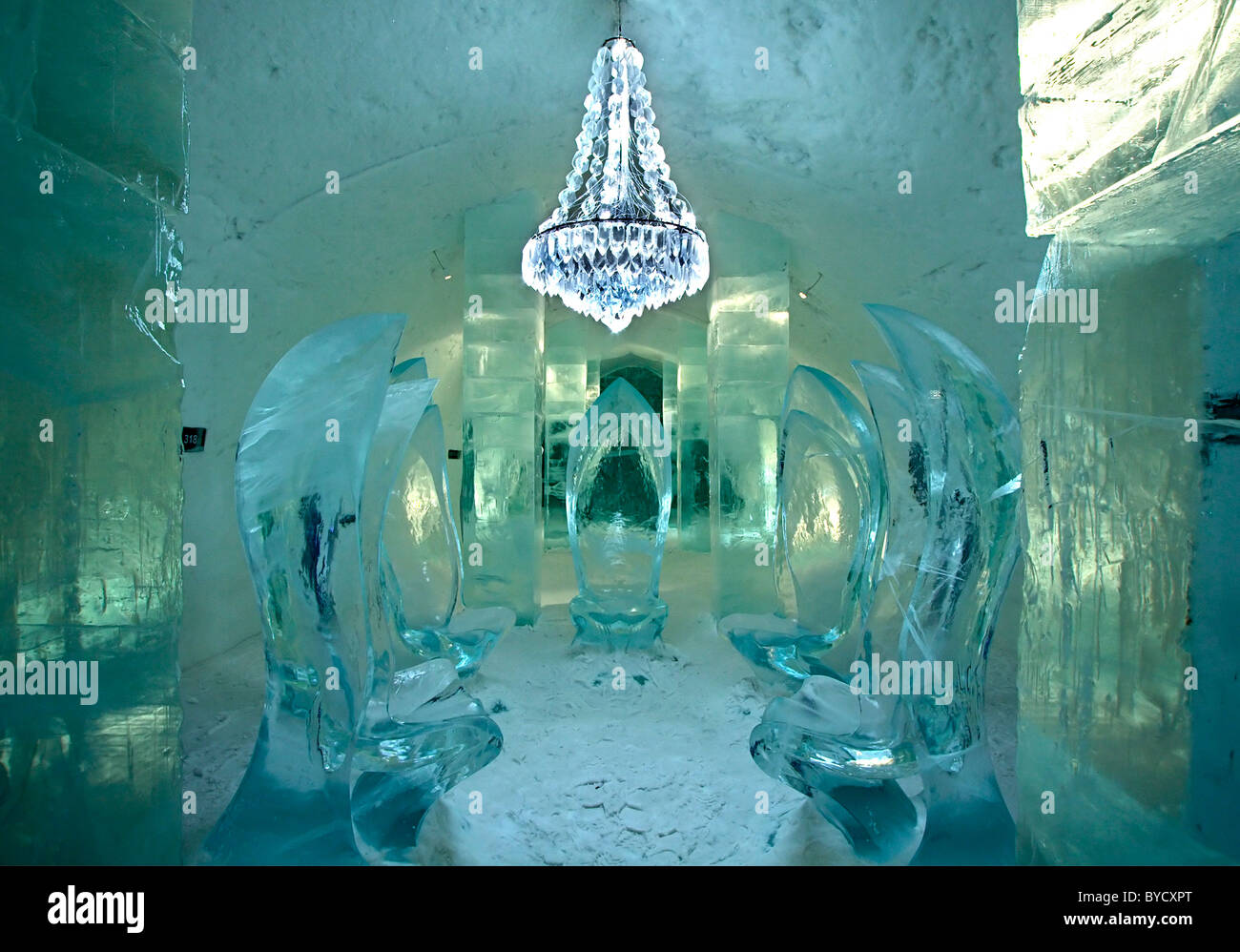 Il Ghiaccio Speciale salone per cerimonie con quelle belle 'frozen' troni e lampadario in hotel di ghiaccio, Lapponia, Svezia Foto Stock