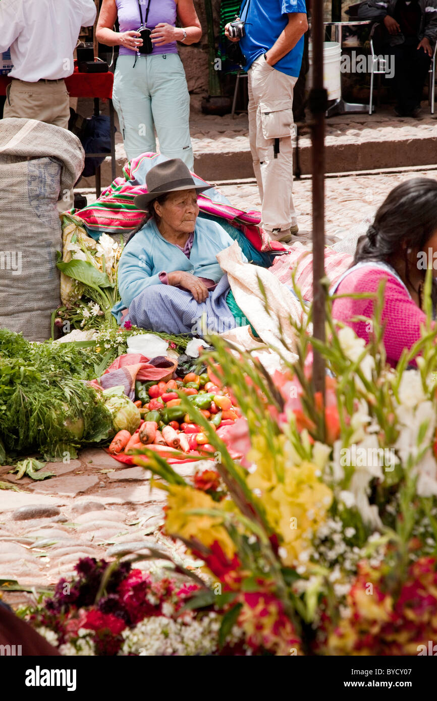 Signora anziana sat nel mercato di Pisac, Valle Sacra, Perù, Sud America. Foto Stock