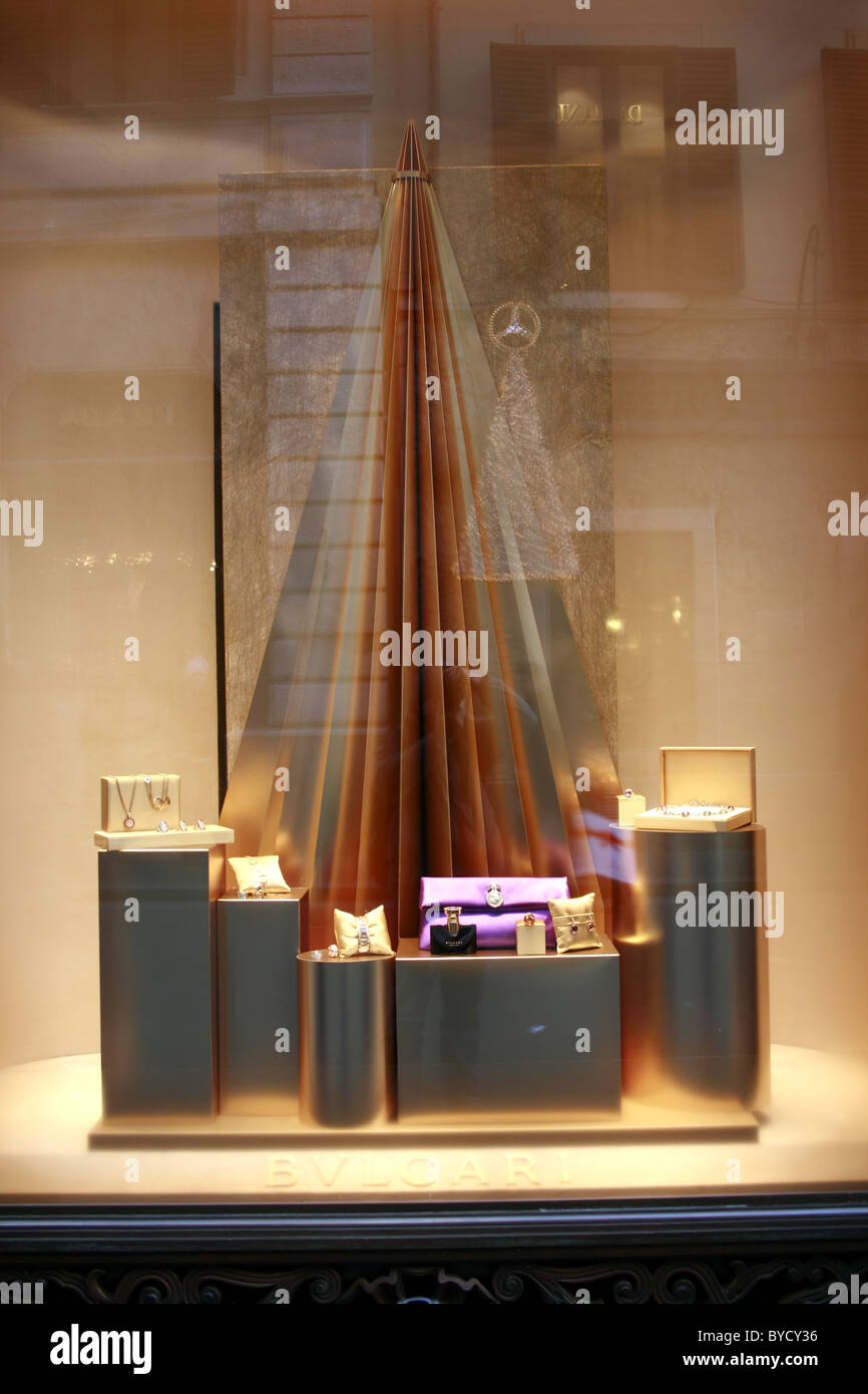 Window shopping presso bulgari a roma Italia di notte Foto Stock