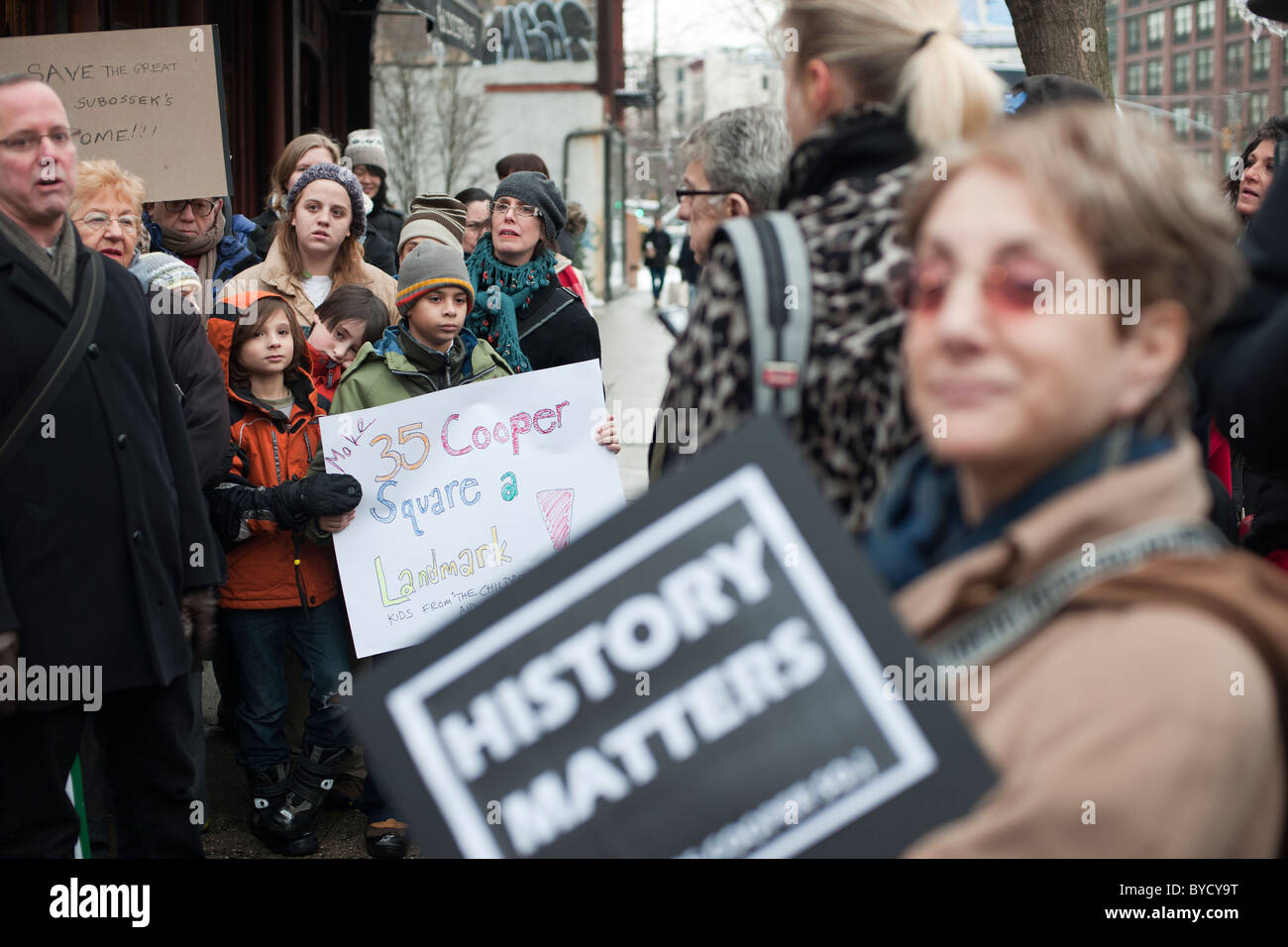 I dimostranti si riuniscono di fronte 35 Cooper Square a New York per mostrare il loro sostegno nel salvataggio del1825 edificio da essere demolito Foto Stock