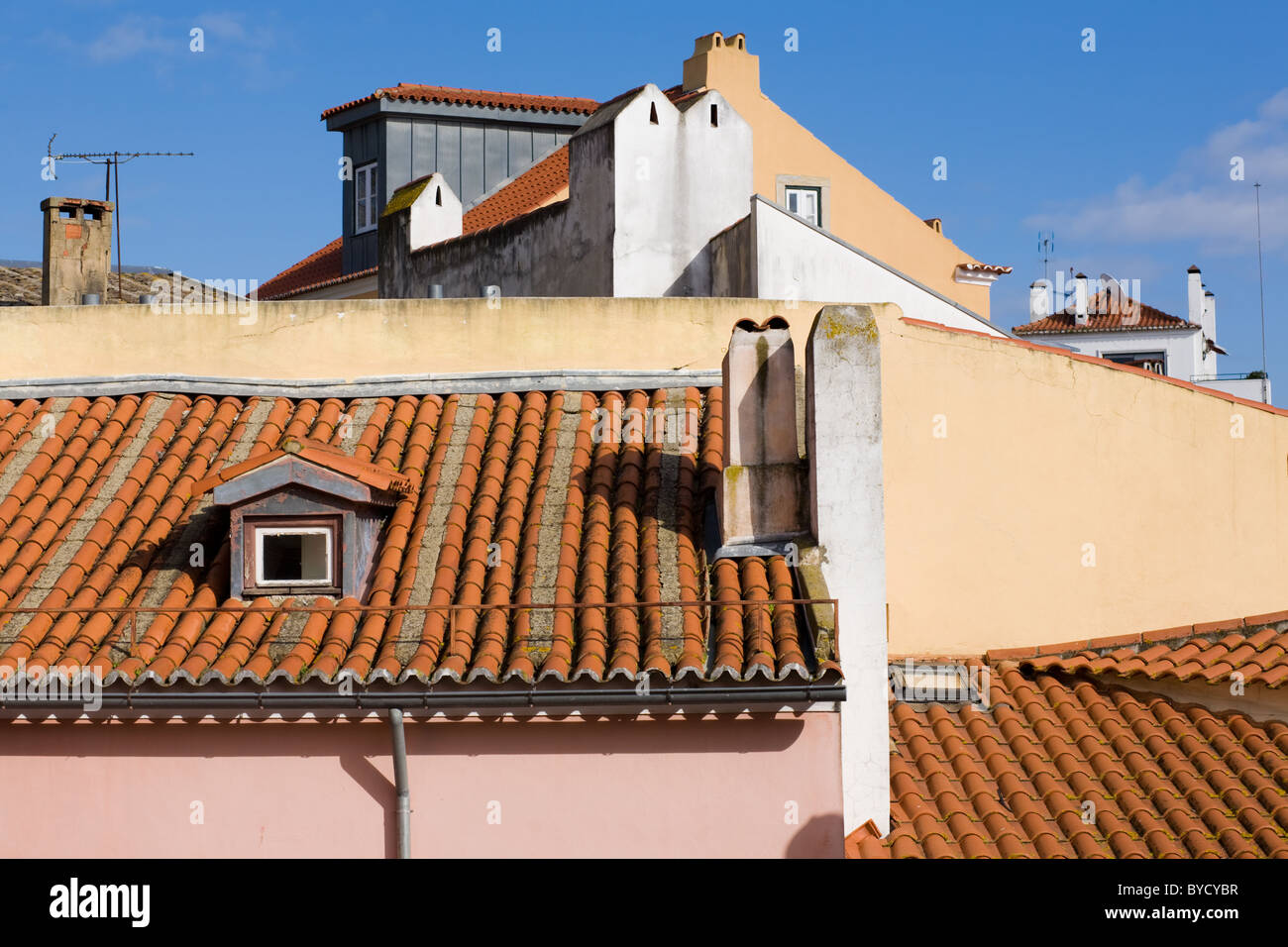 Tetti in terracotta e pareti color pastello e camini, Alfama, Lisbona, Portogallo Foto Stock