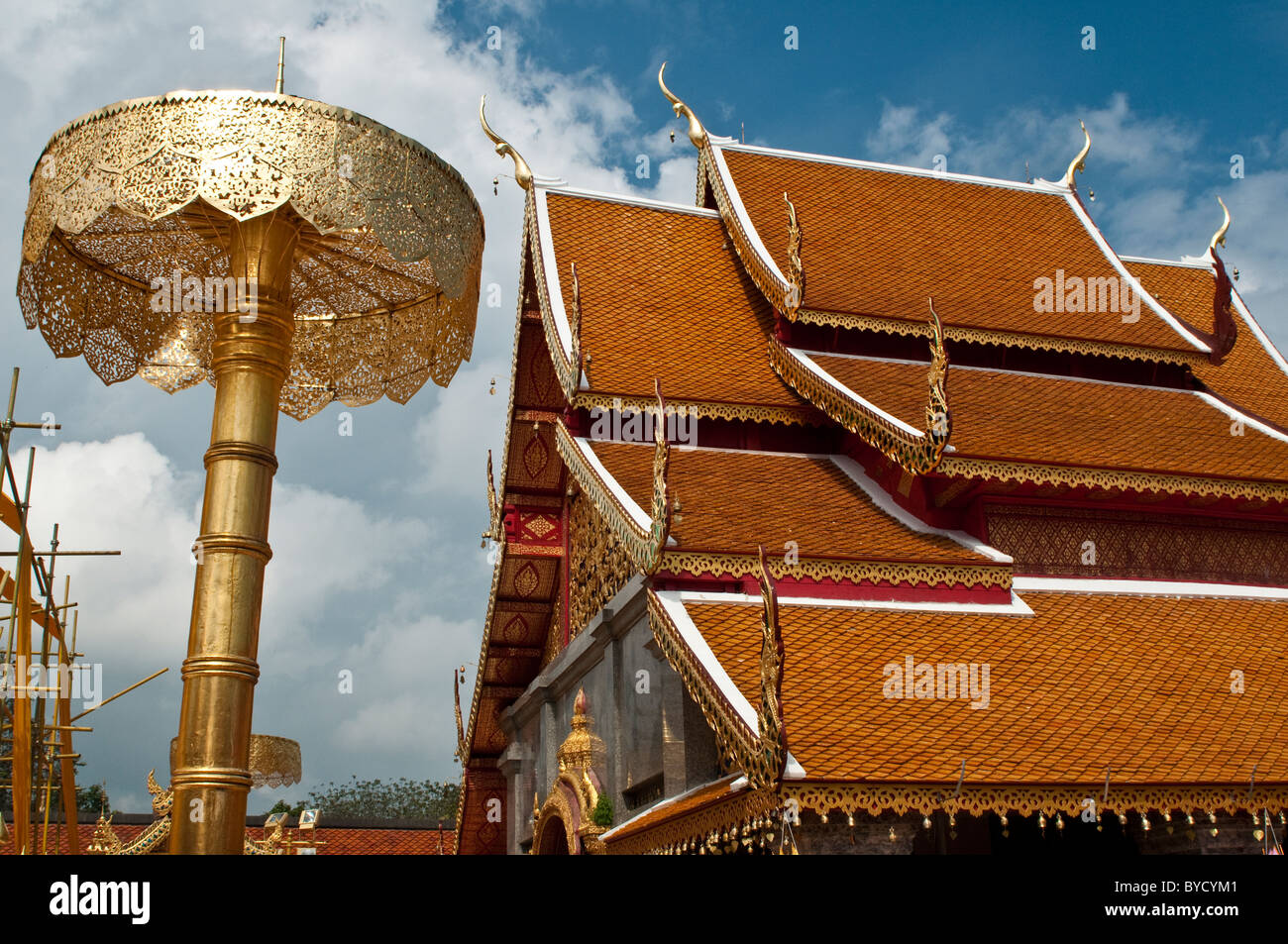 Sul tetto del tempio e il cerimoniale di ombrellone, Wat Phra That Doi Suthep, Chiang Mai, Thailandia Foto Stock