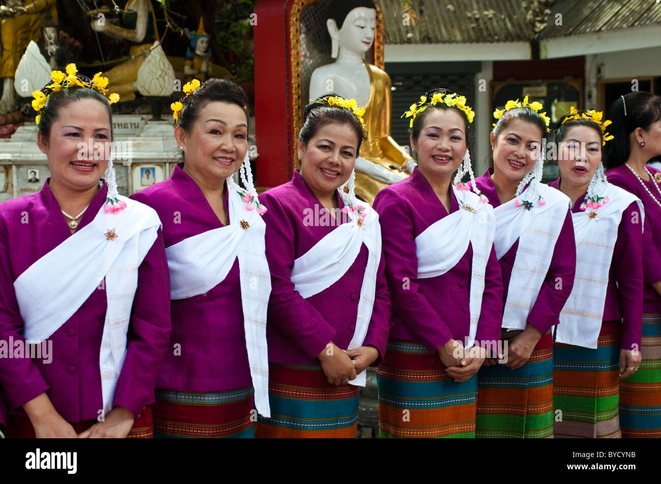 Tradizionalmente le donne vestite con fiori sulle loro teste, Wat Phra That Doi Suthep, Chiang Mai, Thailandia Foto Stock