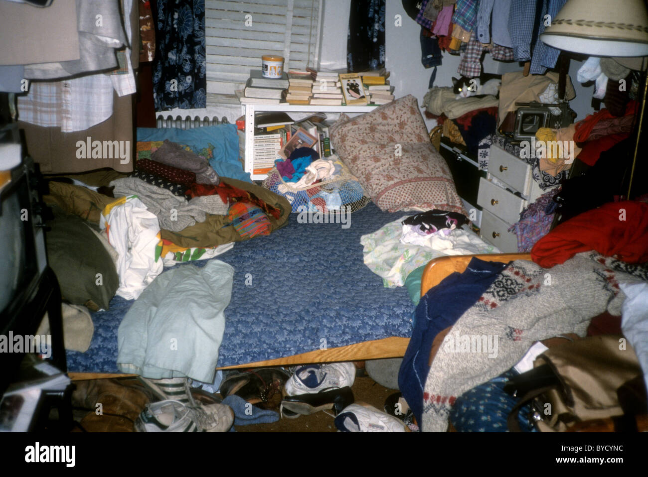 Un hoarders appartamento a New York visto in aprile 1987. (© Richard B. Levine) Foto Stock