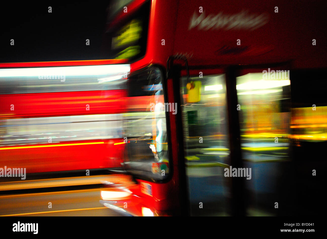 Trasporti di Londra Bus rosso con motion blur Foto Stock
