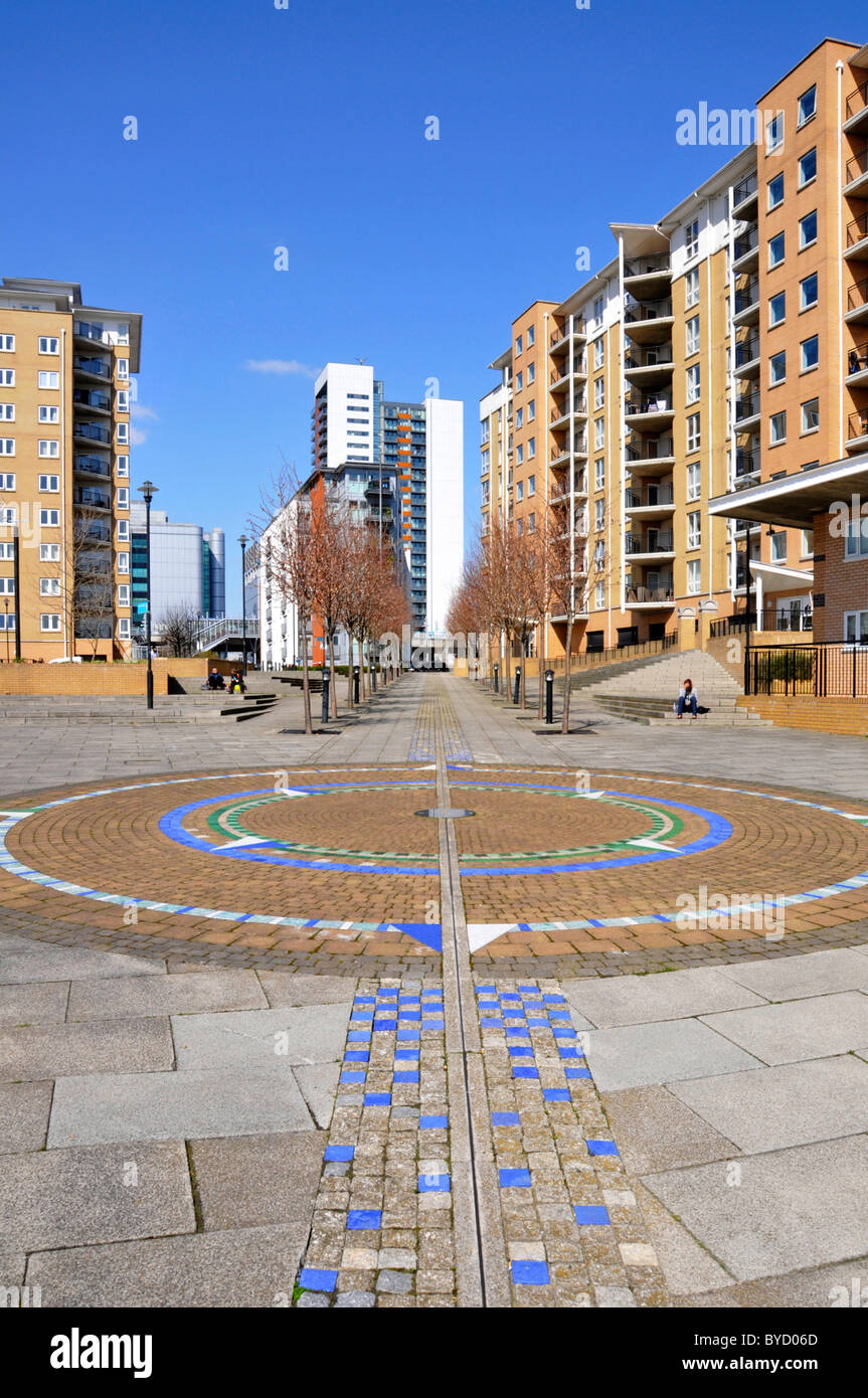 Paesaggio pavimentato e moderno complesso residenziale alto appartamento case & appartamenti vicino Oriente India DLR station Blackwall Tower Hamlets Est Londra Inghilterra REGNO UNITO Foto Stock