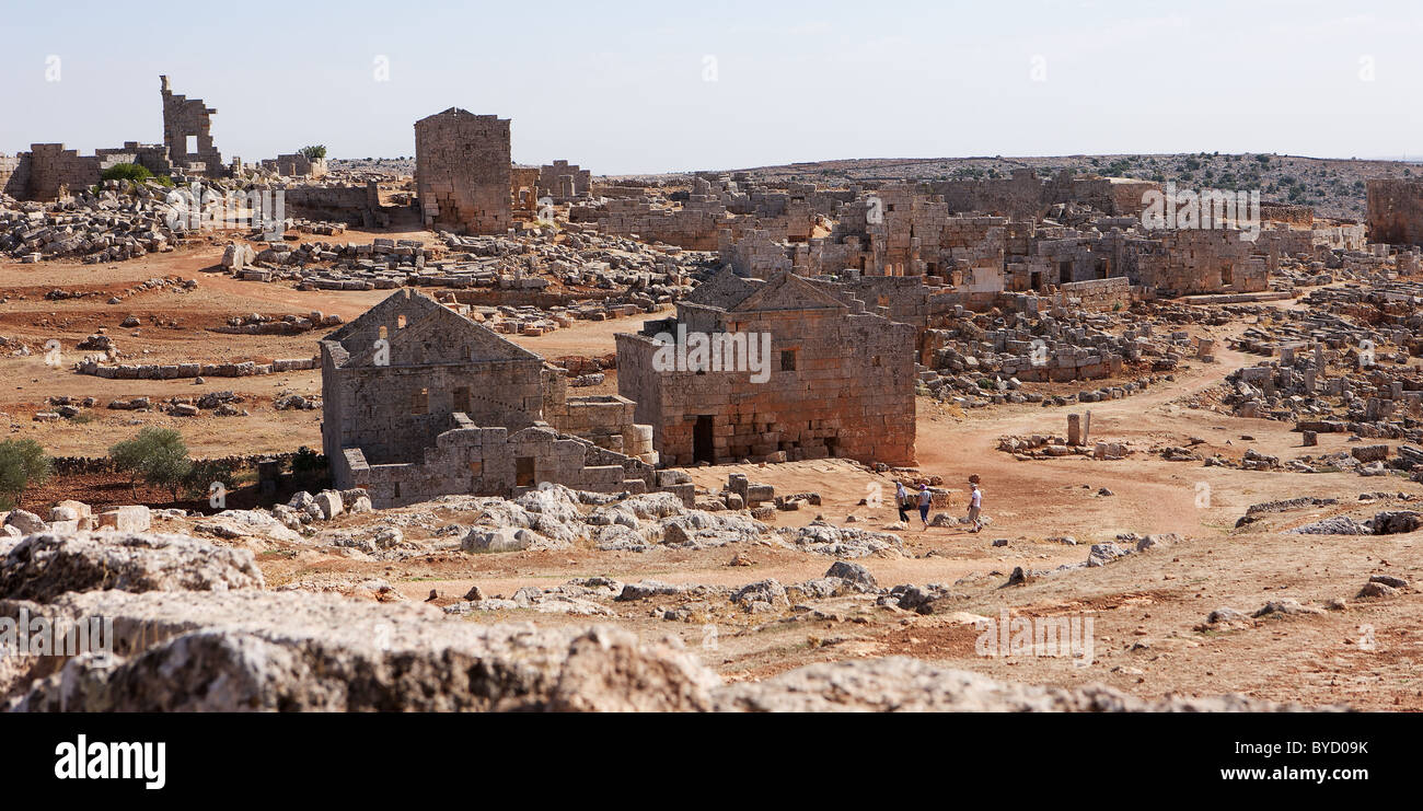 Città dimenticata di Serjilla, Siria; i turisti scompaiono di fronte alle dimensioni enormi del sito Foto Stock
