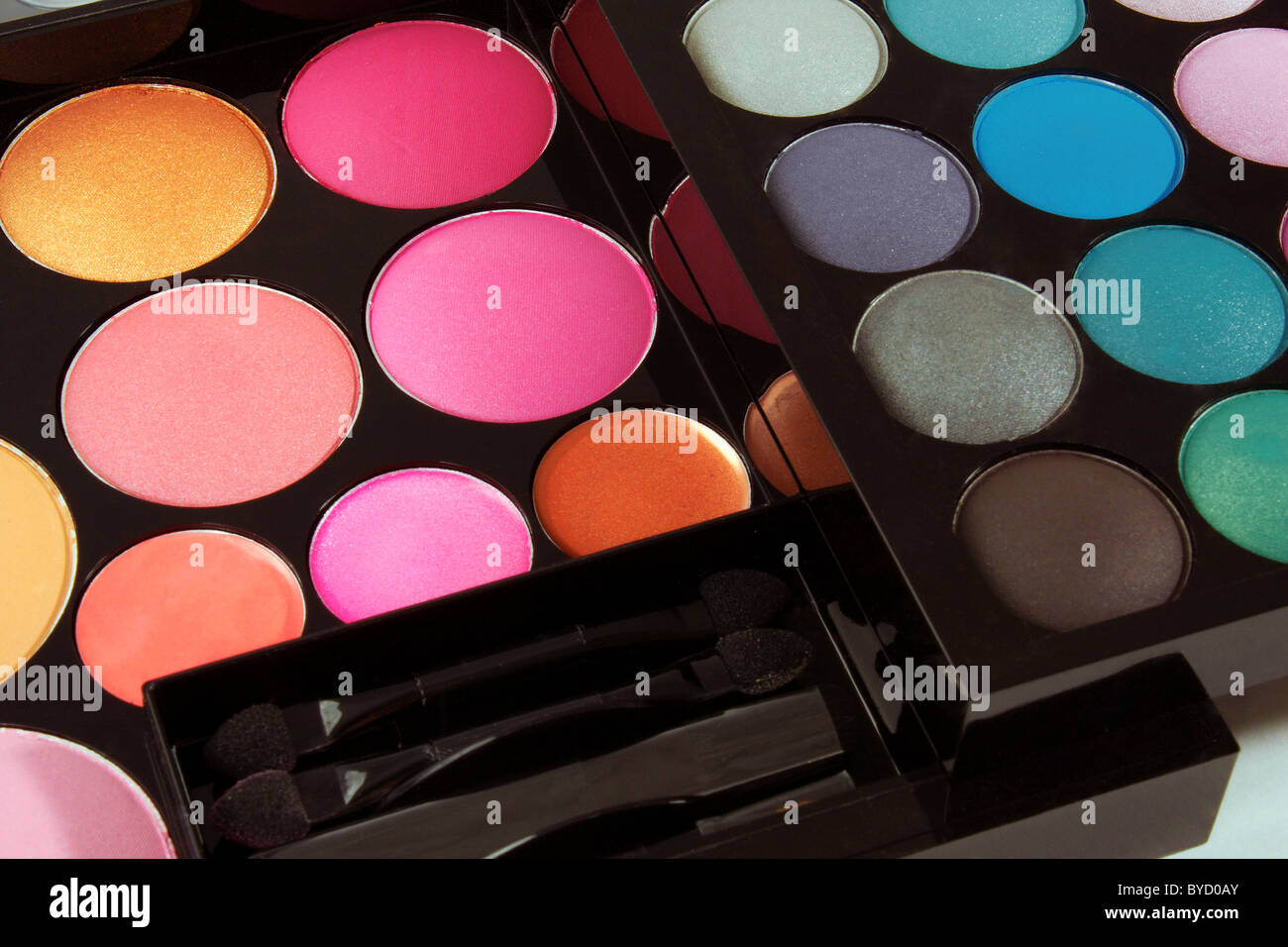 Una collezione di cosmetici occhio ombre, blushers e polveri in una moderna cosmesi professional make up box come un set regalo Foto Stock