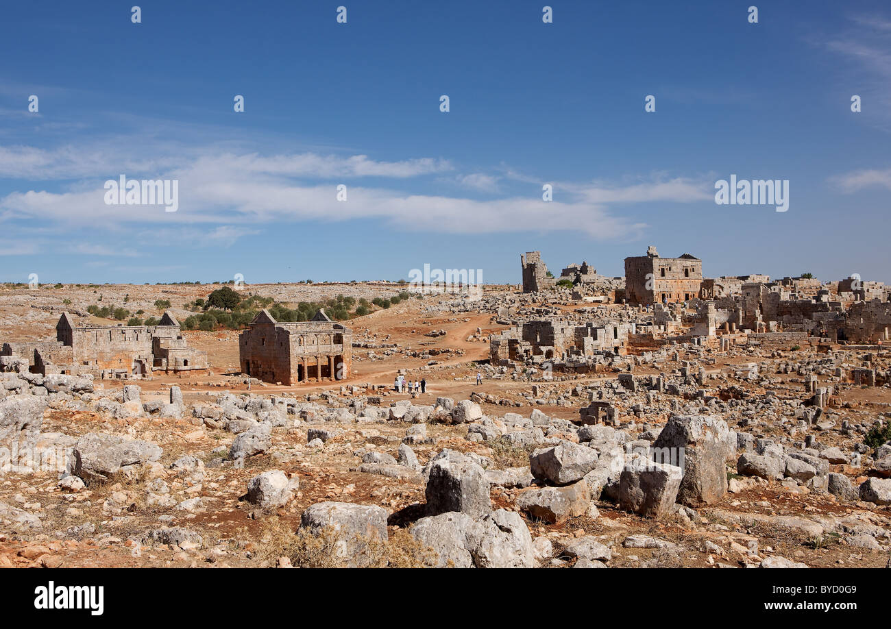 Città dimenticata di Serjilla, Siria. I turisti sono sopraffatte dalla scala del sito. Foto Stock