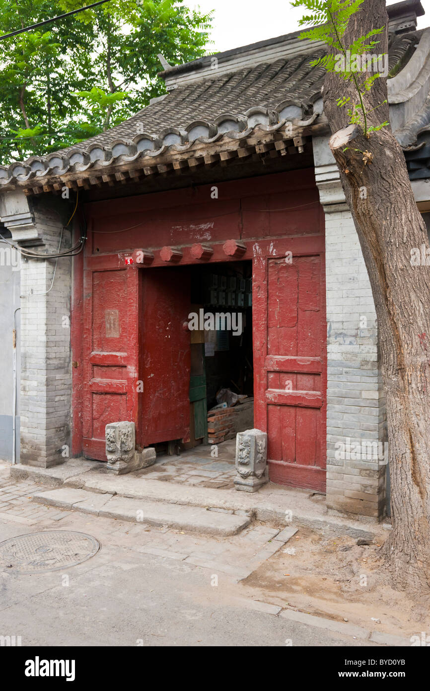 Porta di ingresso alla casa di Hutong a Pechino, Cina. JMH4840 Foto Stock