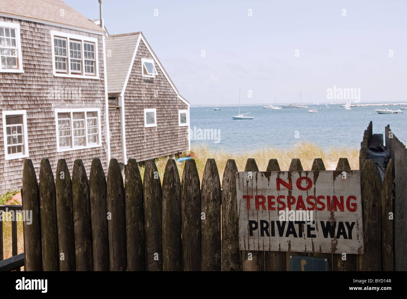 Nessun segno sconfinamenti di fronte a una spiaggia di fronte a casa, Cape Cod, Massachusetts. Foto Stock