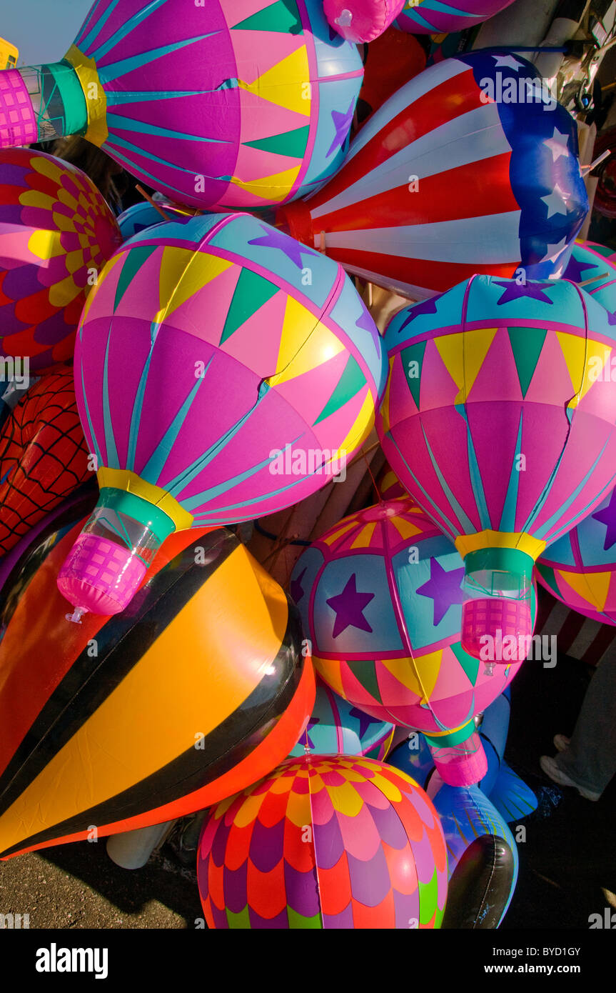 Selezione di una mongolfiera negozio di souvenir a Albuquerque Balloon Fiesta Foto Stock