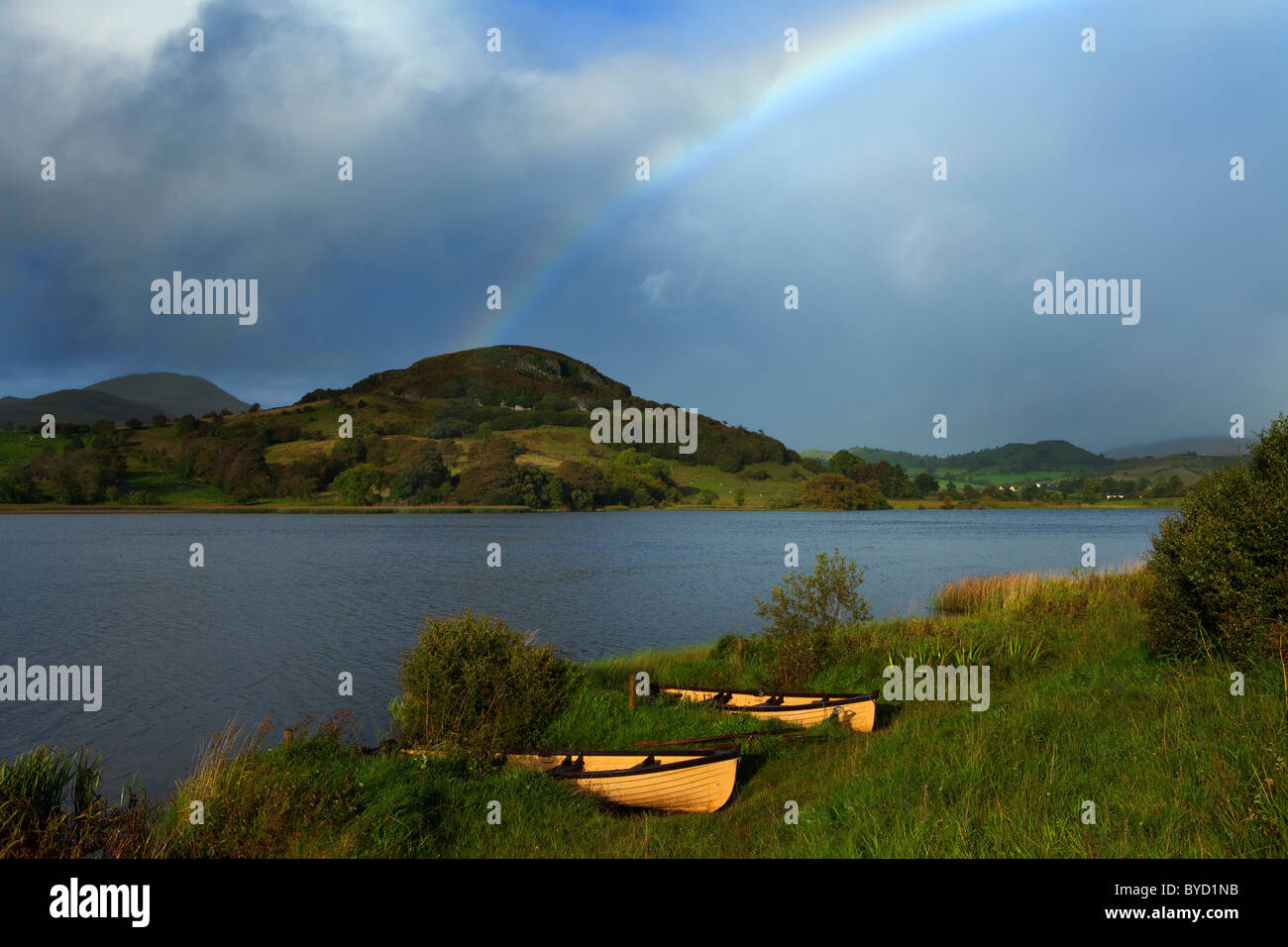 Rainbow su Doon Lough, nella Contea di Leitrim, Irlanda Foto Stock