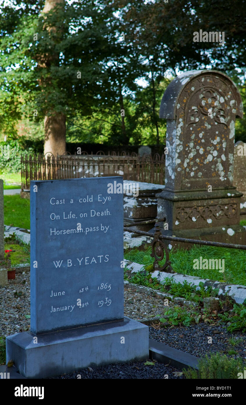 Pietra tombale di William Butler Yeats, Drumcliffe Chiesa Parrocchiale, nella contea di Sligo, Irlanda Foto Stock