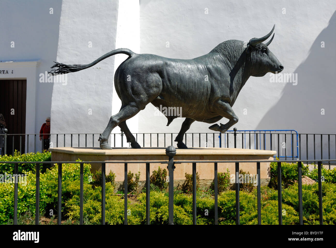 Statua di un toro al di fuori della Plaza de Toros Ronda Spagna Foto Stock