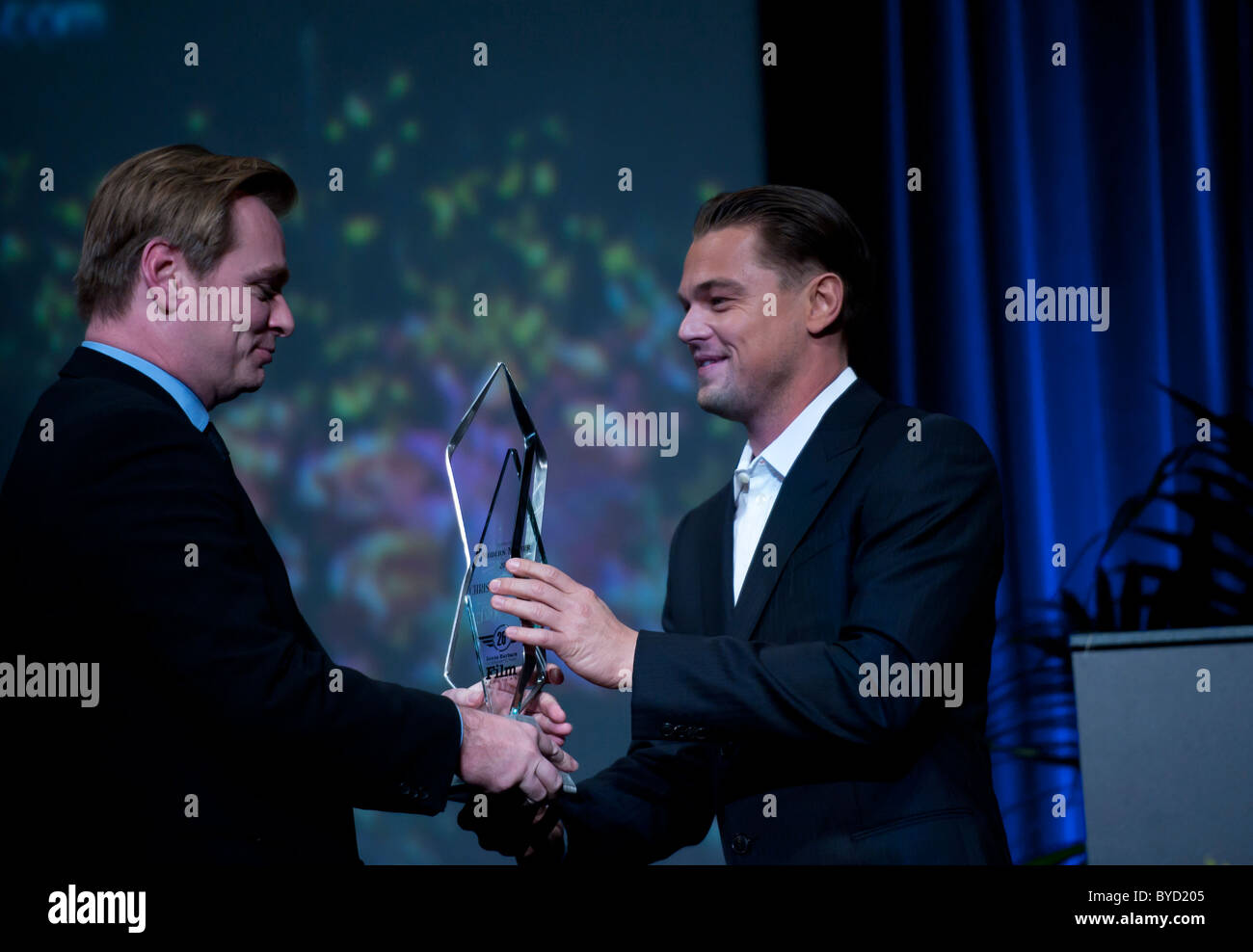 Direttore Christopher Nolan riceve il moderno Master Award dalla fase di avvio star Leo Di Caprio Foto Stock