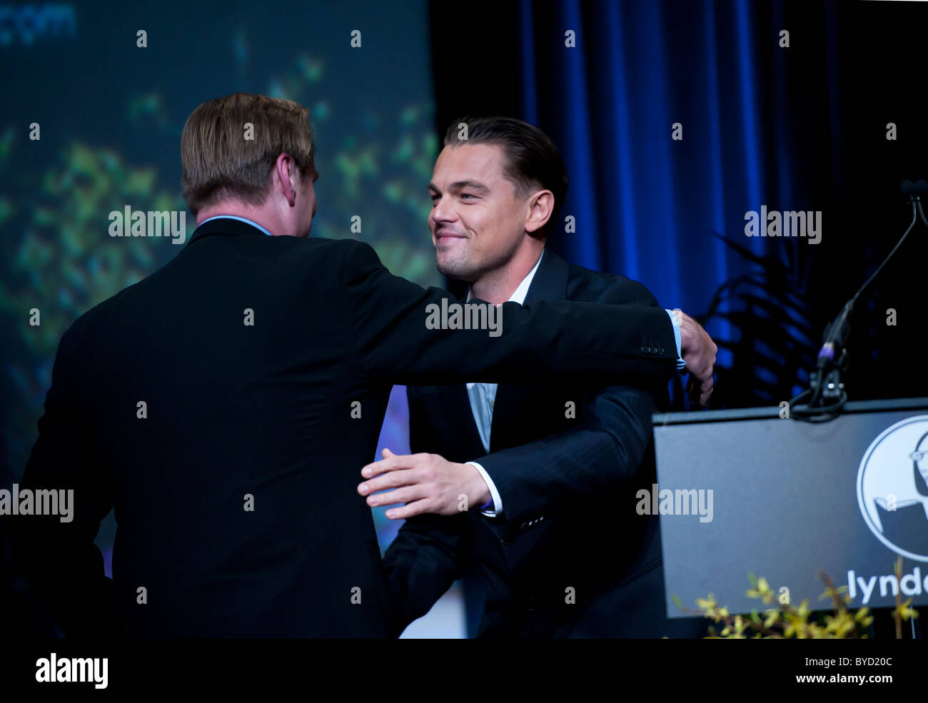 Direttore Christopher Nolan dà Leo Di Caprio un abbraccio dopo la ricezione del moderno master award Foto Stock