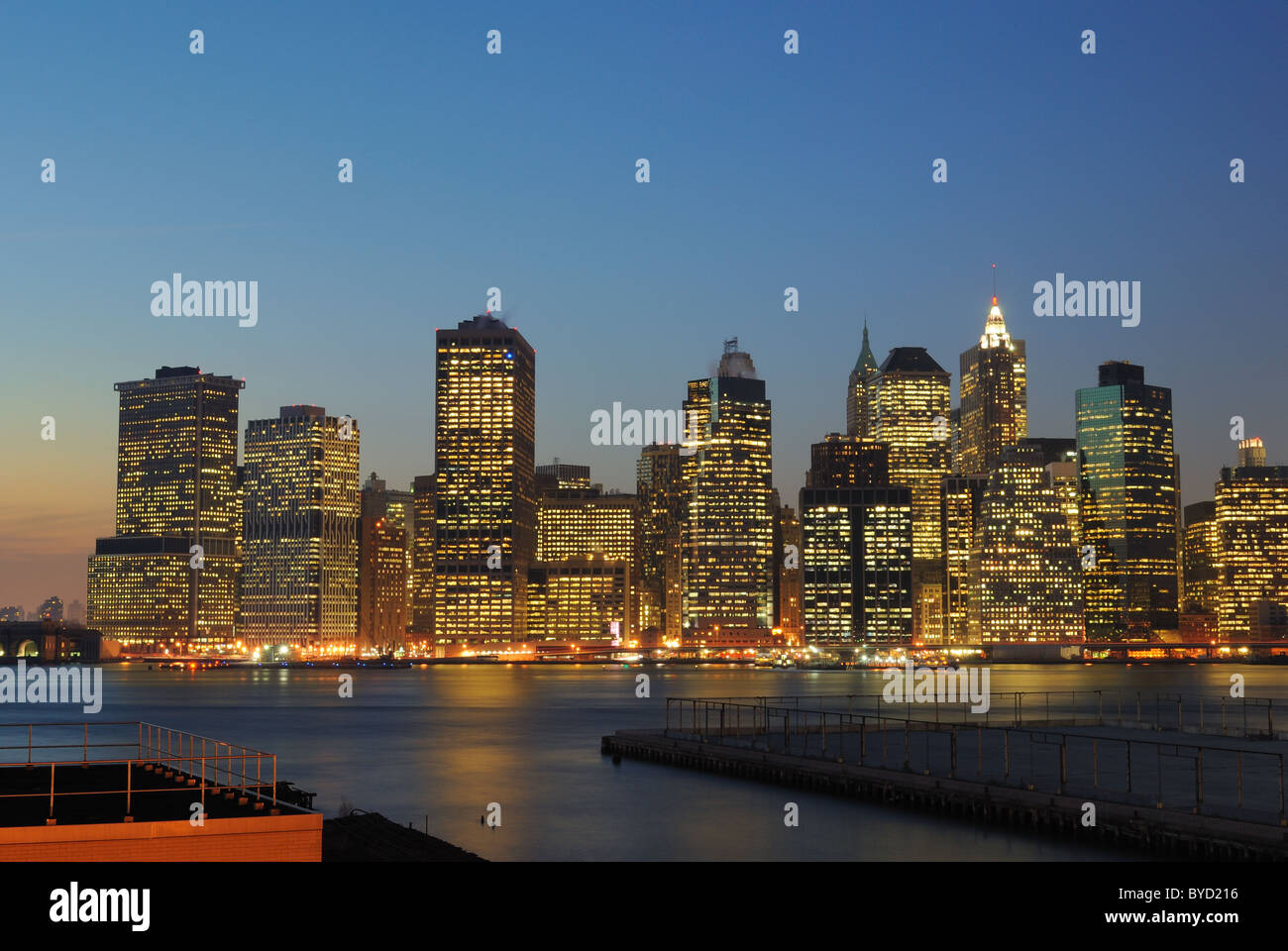 Il centro di Manhattan a New York City con imponenti grattacieli. Foto Stock