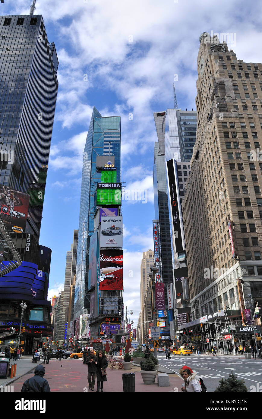 La storica Times Square a New York City con alte e i cartelloni pubblicitari di marche conosciute. Foto Stock