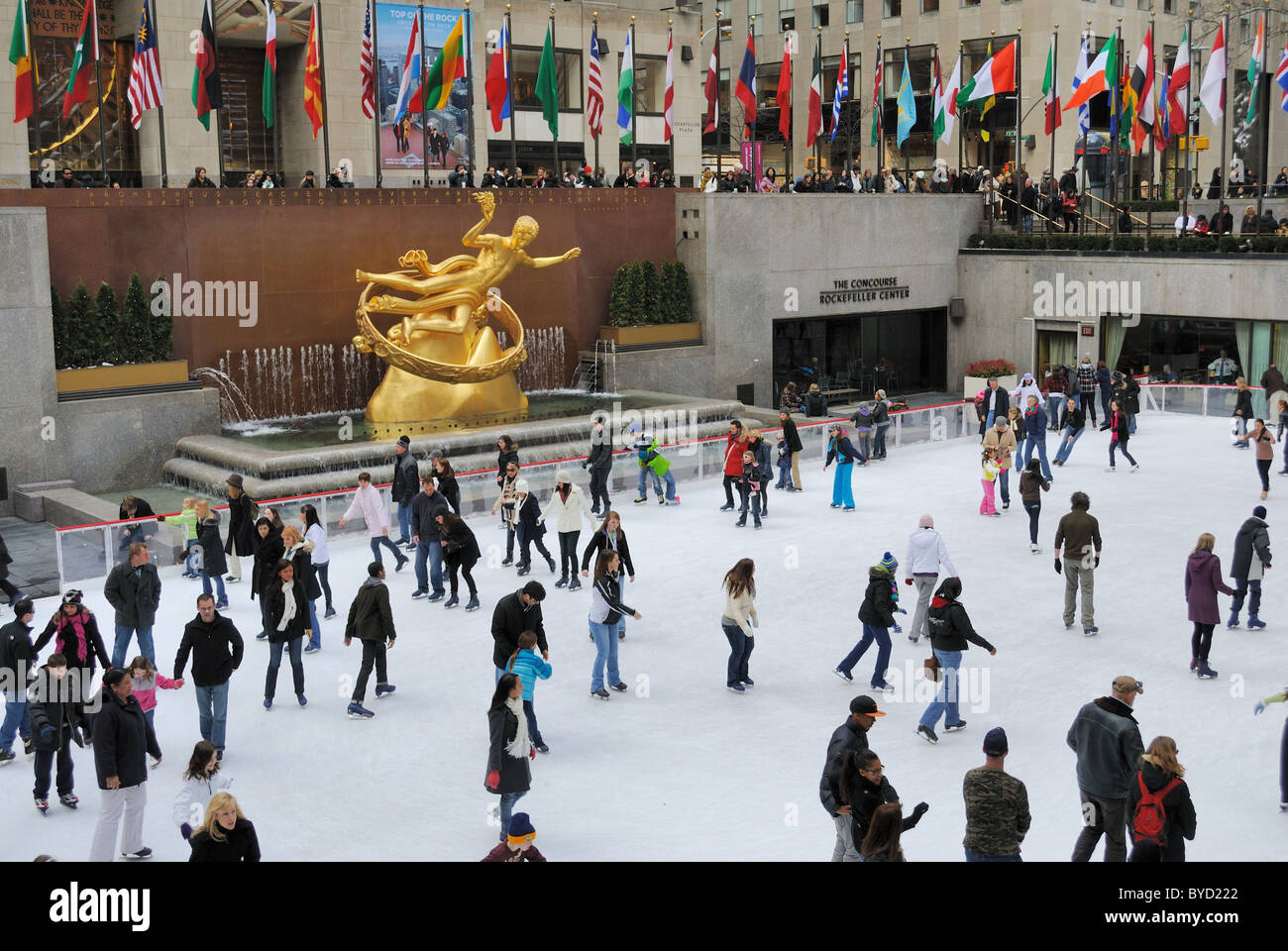 Per coloro che godono di Rockefeller Center il pattinaggio su ghiaccio in New York City. Il 19 febbraio 2010. Foto Stock