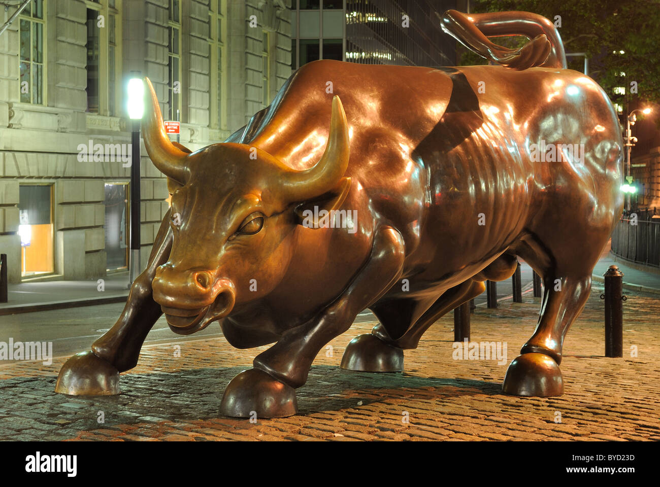 La ricarica Bull, una statua di pietra miliare in Bowling Green in Lower Manhattan. Foto Stock