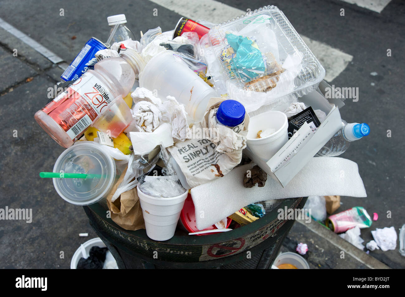 Traboccante spazzatura, New York City, Stati Uniti d'America Foto Stock