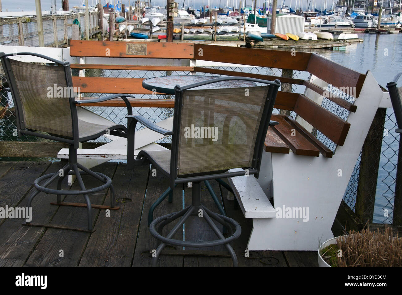 Tavolo e sedie che si affaccia sul porto di Boston Marina sul sud del Puget Sound vicino a Olympia, Washington. Foto Stock