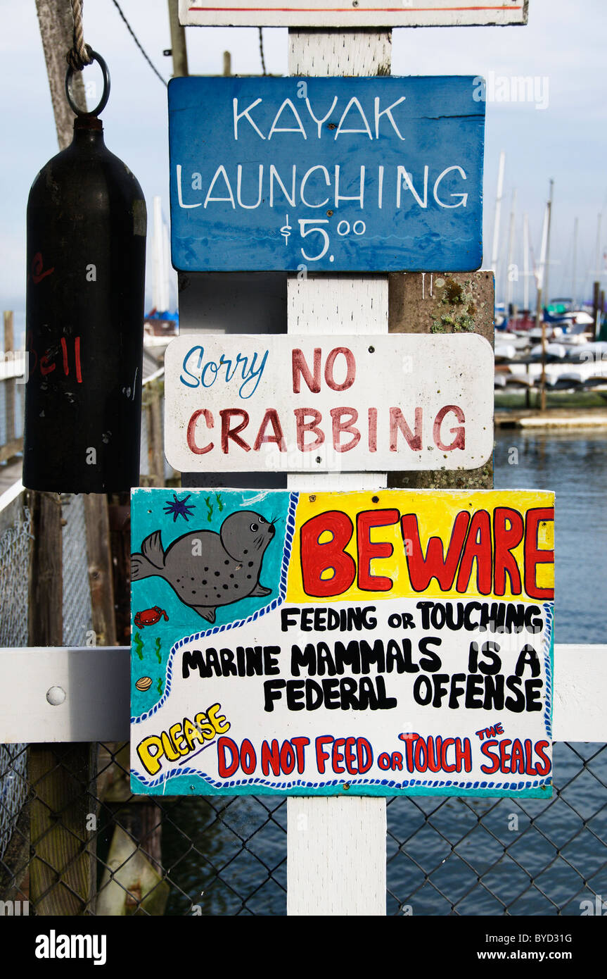 Segni con le informazioni, le regole e le avvertenze affisse alla Boston Harbor Marina sul sud del Puget Sound vicino a Olympia, Washington. Foto Stock