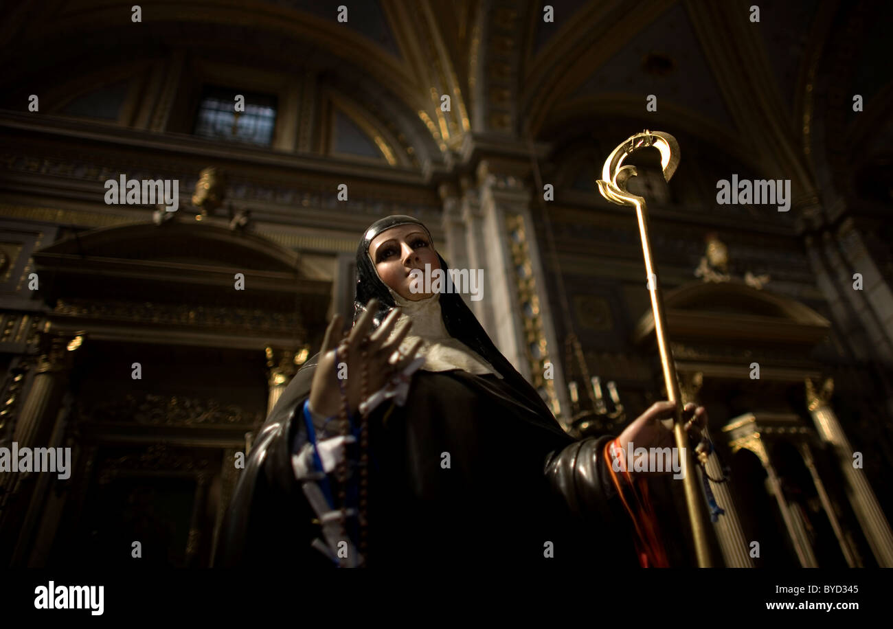 Un'immagine di Santa Chiara di Assisi è visualizzato nella santa Chiara ex-convento a Puebla, in Messico, 20 febbraio, 2008. Foto Stock