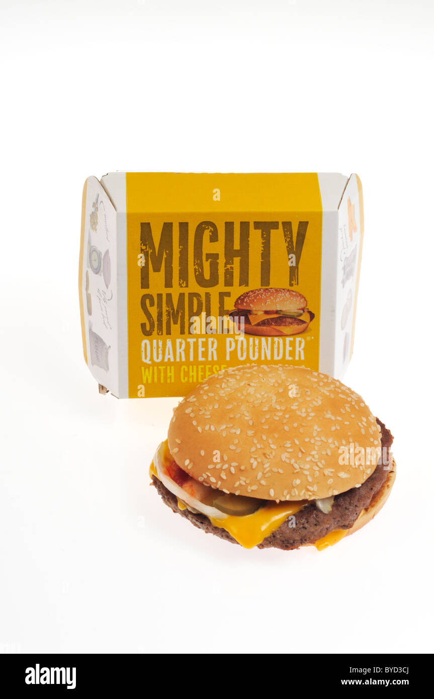 Mcdonald's quarter pounder con formaggio hamburger e di una scatola di cartone su sfondo bianco, ritaglio. Foto Stock