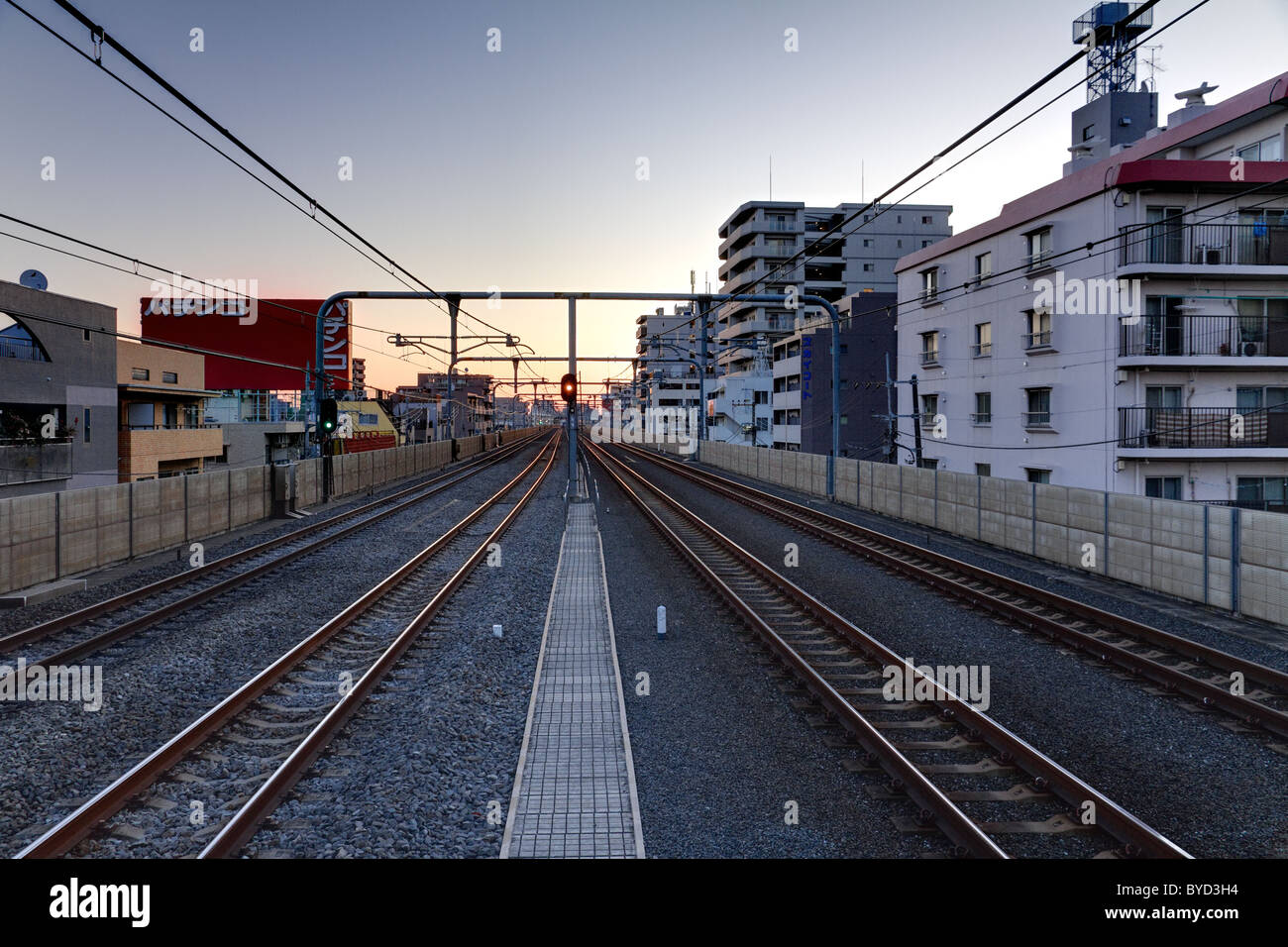 Gamma dinamica elevata esposizione delle linee ferroviarie come visto da seibu-linea di ikebukuro nakamurabashi stazione uno inizio inverno mattina a Tokyo. Foto Stock