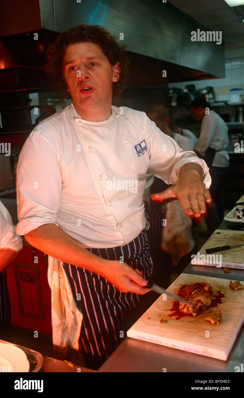 Lo chef Marco Pierre-White lavora nelle cucine del Hyde Park Hotel. Foto Stock