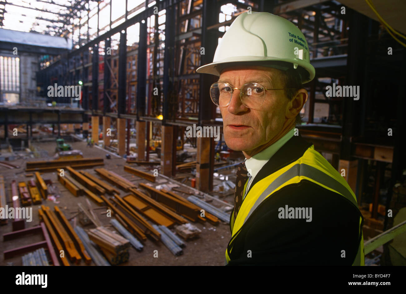 Direttore della Tate Modern Sir Nick Serota durante la galleria ristrutturazione costata diversi milioni dalla stazione di alimentazione alla galleria d'arte. Foto Stock