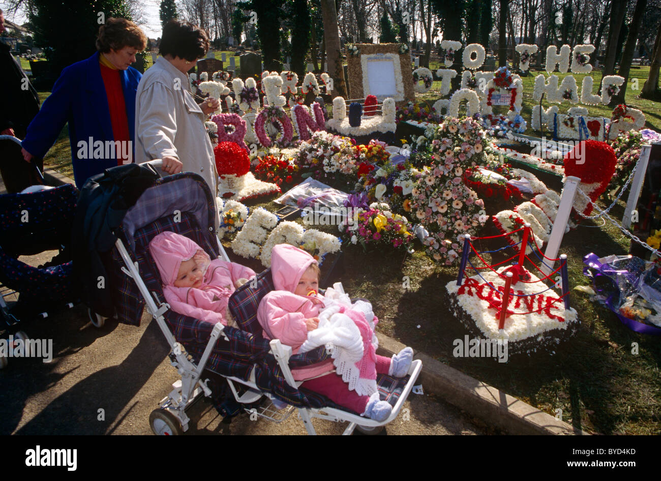 Eastender bambini e madri dalla comunità memoriale al famigerato 60s gangster Ronnie gemelli Kray durante la East End funerale. Foto Stock