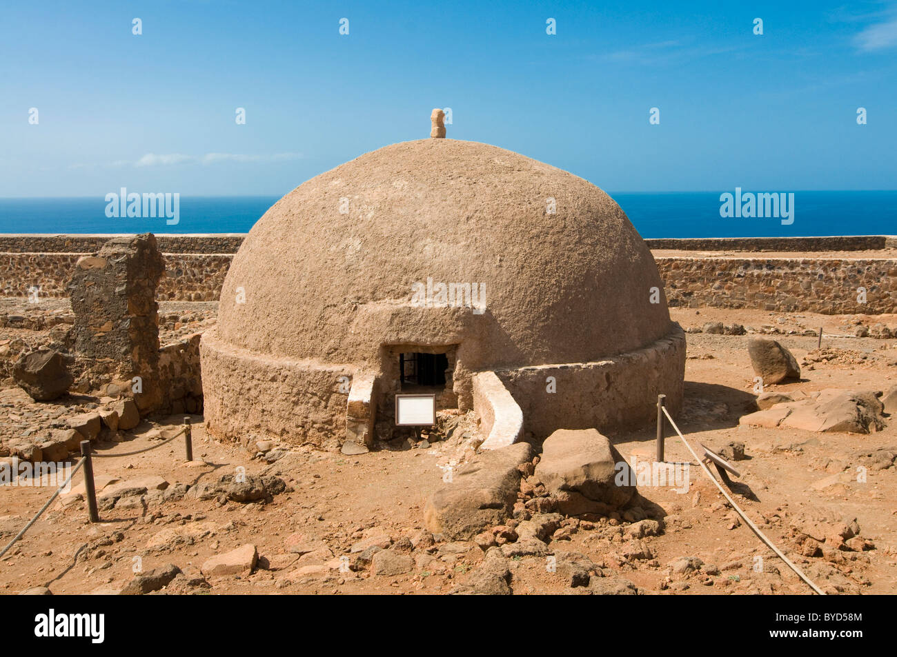 Vecchio hammam in una fortezza nel paesaggio secco, Ciudad Velha, Cidade Velha, isola di Santiago, Cabo Verde, Africa Foto Stock
