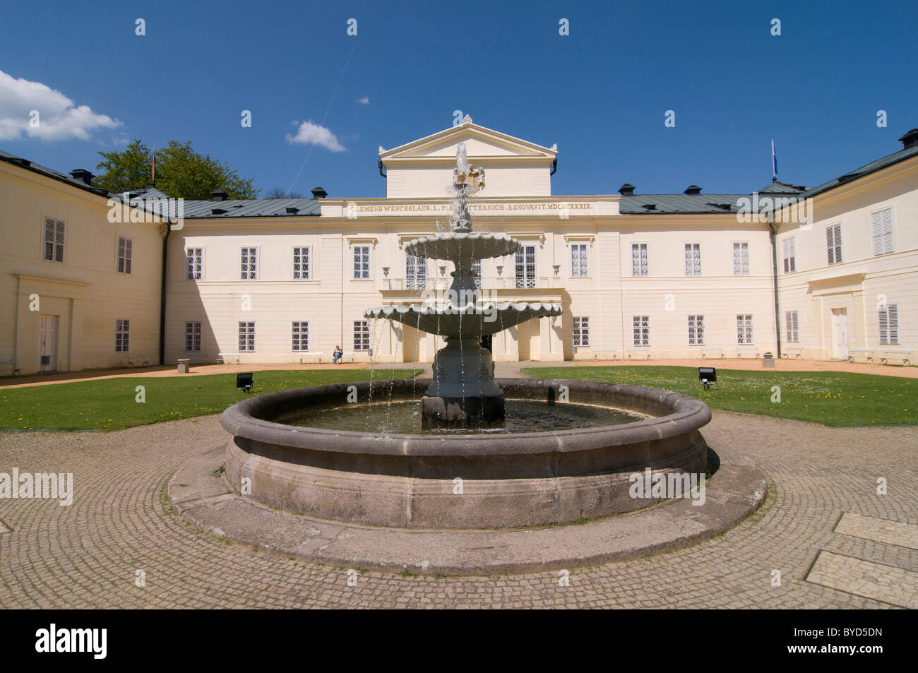 Il castello di Kynzvart, cortile interno con fontana, Kynzvart, Repubblica Ceca, Europa Foto Stock