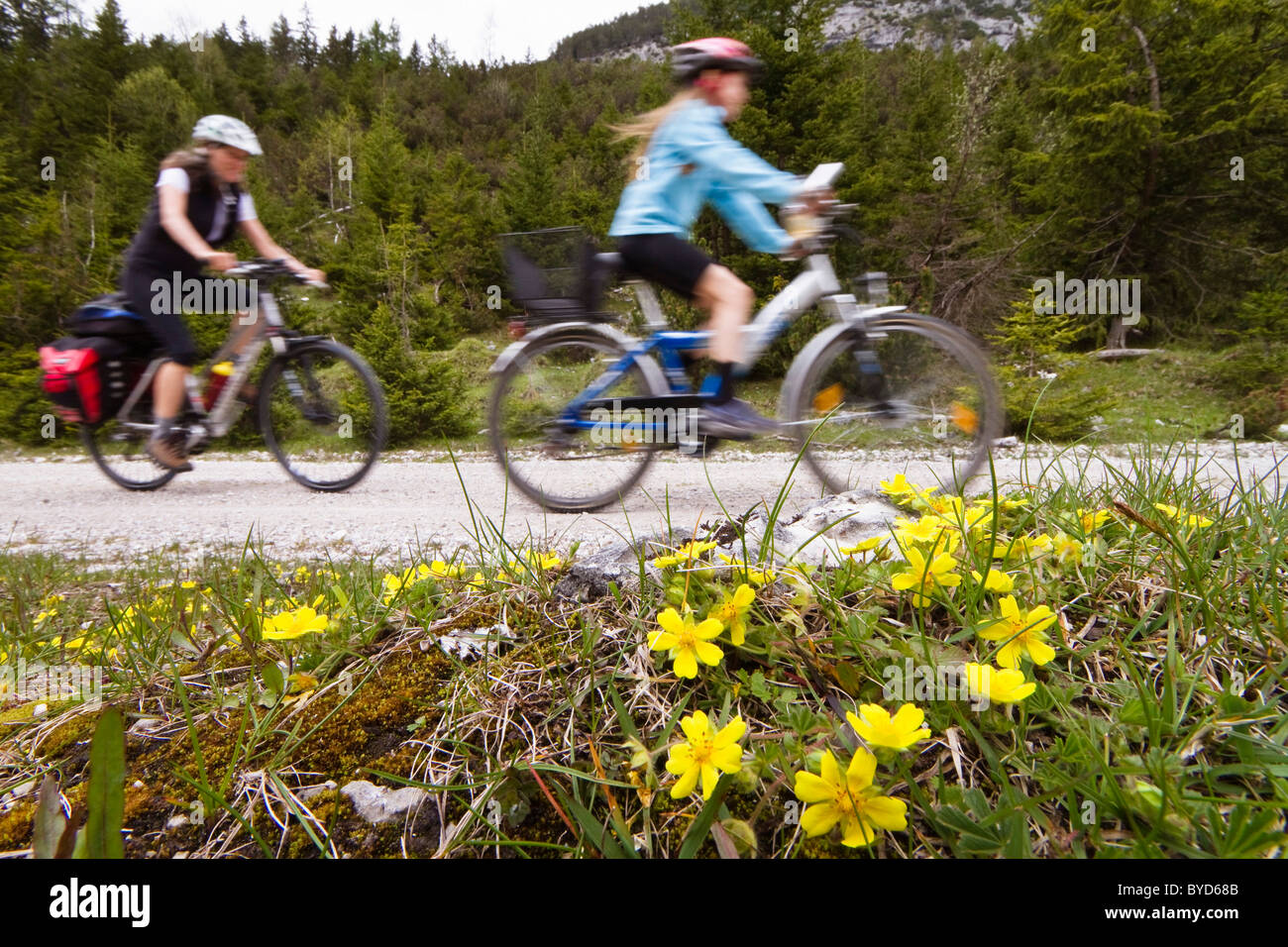 Bike tour per l'origine del fiume Isar in Hinterautal, montagne Karwendel, Alpi Austria, Europa Foto Stock