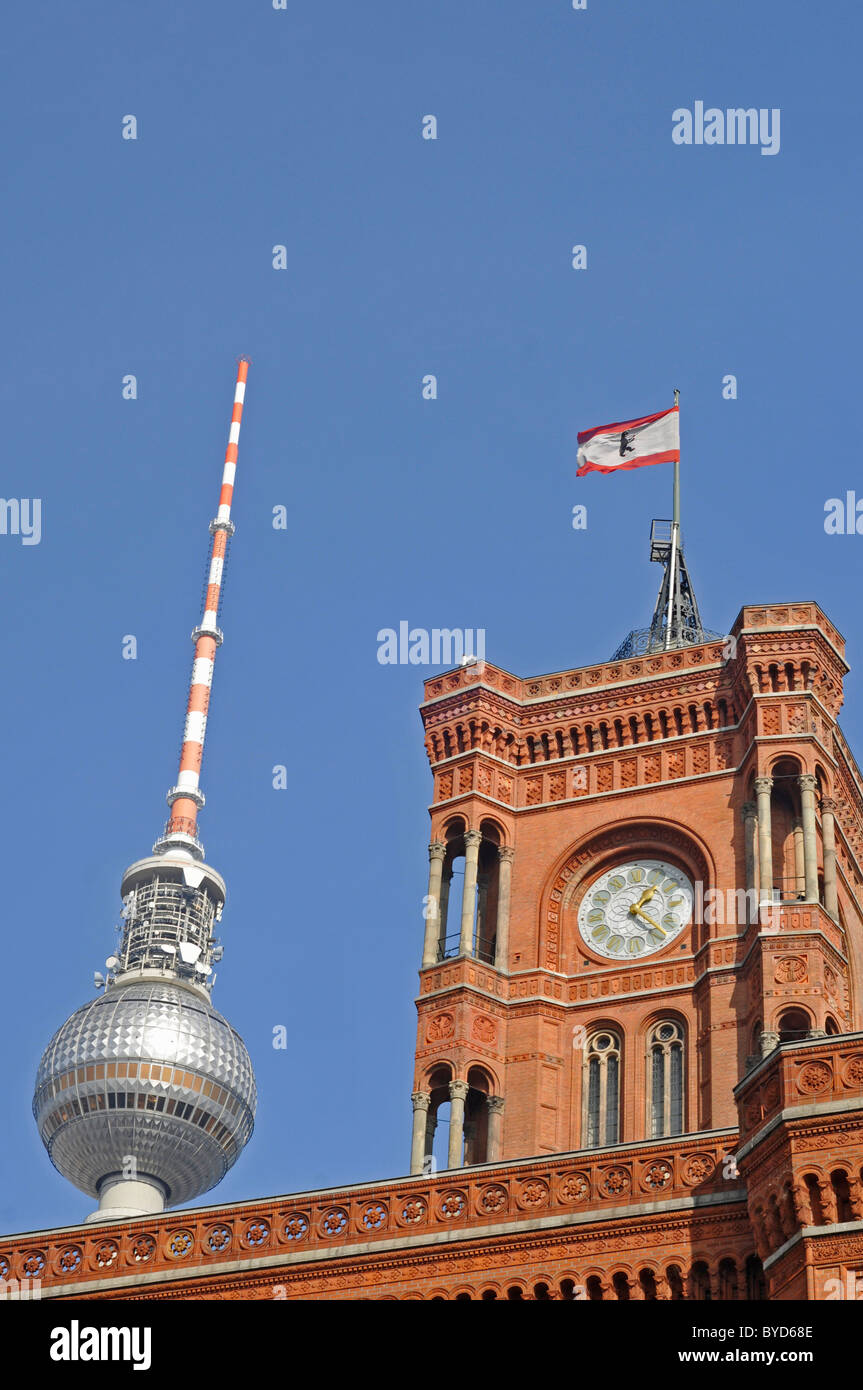 Red Town Hall e la Fernsehturm Berlin la torre della televisione di Berlino, Germania, Europa Foto Stock