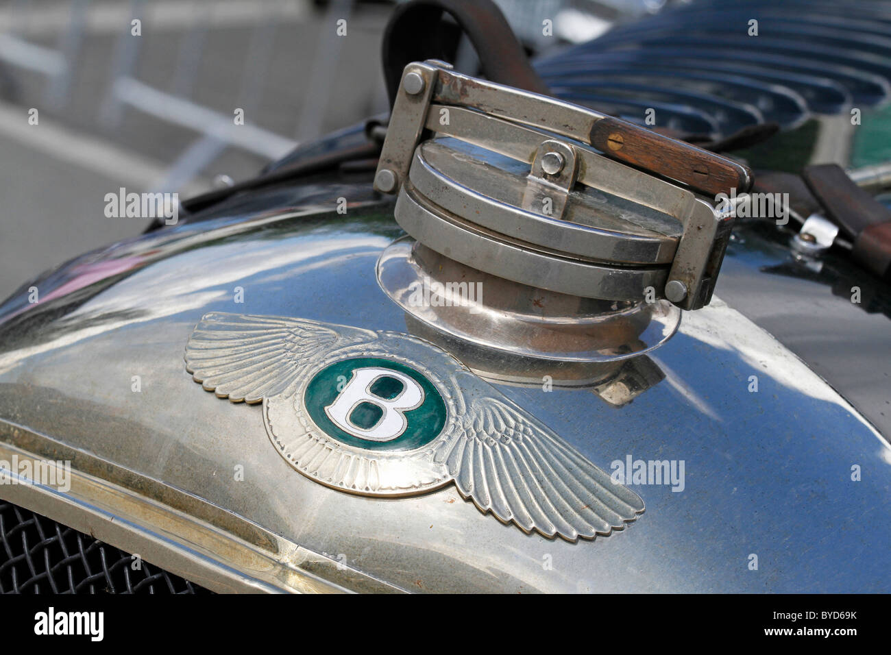 Bentley emblema del marchio sul cofano di un'annata Bentley 4,5 litri di Le Mans, costruito nel 1929, Kitzbuehel Alpine Rally 2010, Tirolo Foto Stock