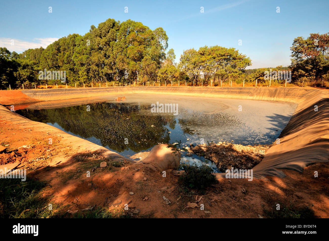Vasche di sedimentazione a dump Lixao nella città satellite di Estrutural vicino a Brasilia, Distrito Federal, Brasile, Sud America Foto Stock