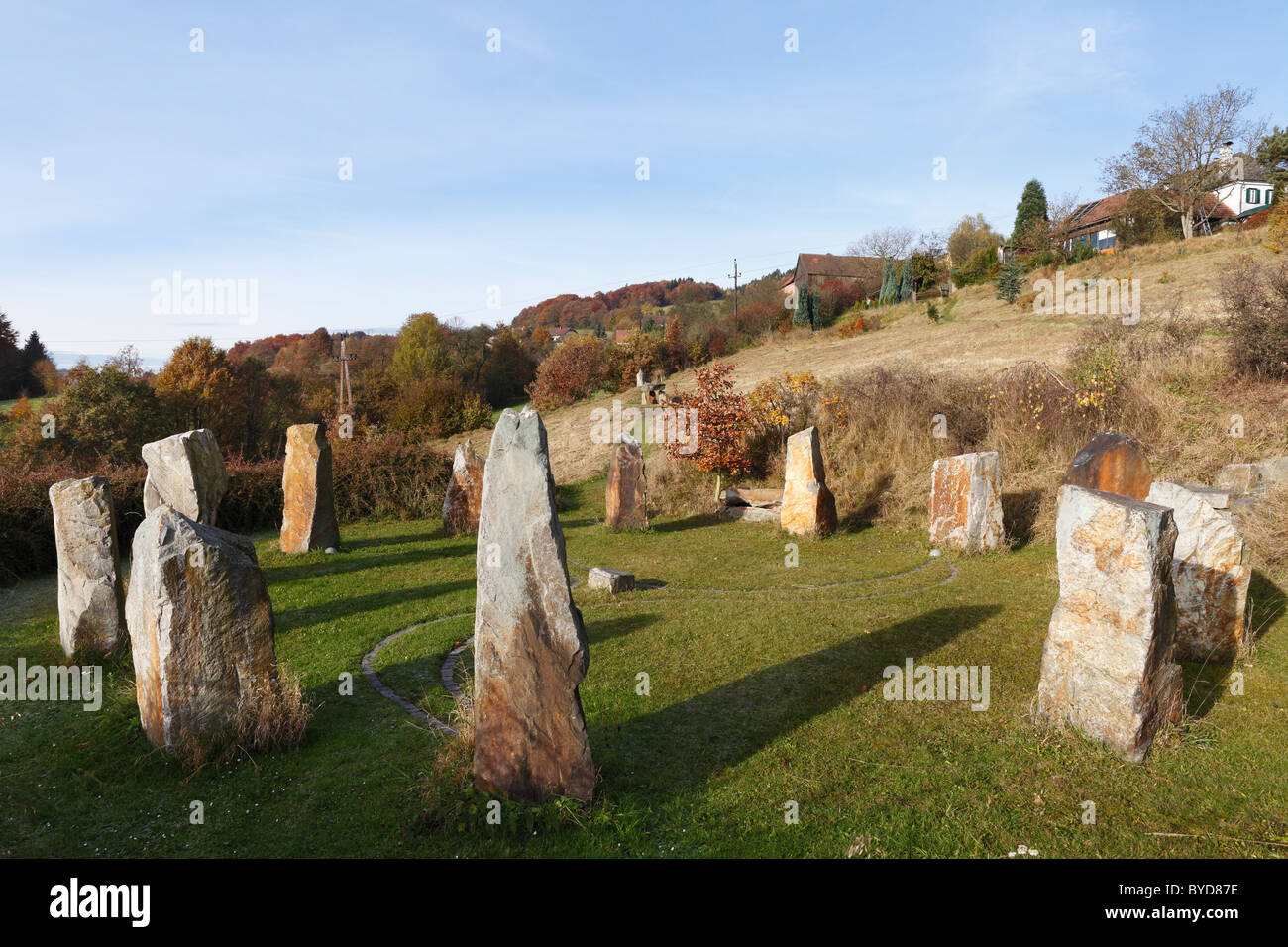 Cerchio di pietra, celtica civiltà megalitica repliche, Geyersberg, Bergen comune nell'area Dunkelsteinerwald, Wachau Foto Stock