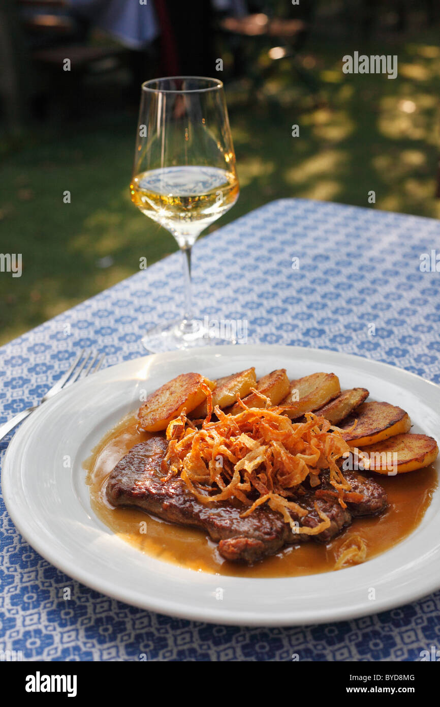 Arrosto di manzo con cipolle e vino bianco, Loibnerhof, Unterloiben, Wachau, Waldviertel, Austria Inferiore, Austria, Europa Foto Stock