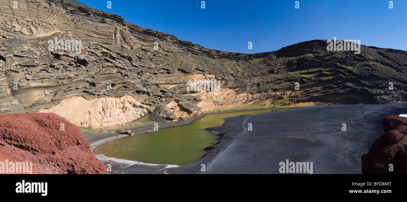 Laguna Verde nella caldera di El Golfo, Lanzarote, Isole Canarie, Spagna, Europa Foto Stock