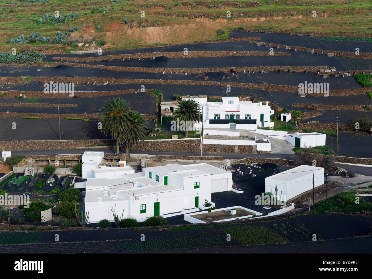 Borgo agricolo in un campo di lava, Los Valles, Lanzarote, Isole Canarie, Spagna, Europa Foto Stock