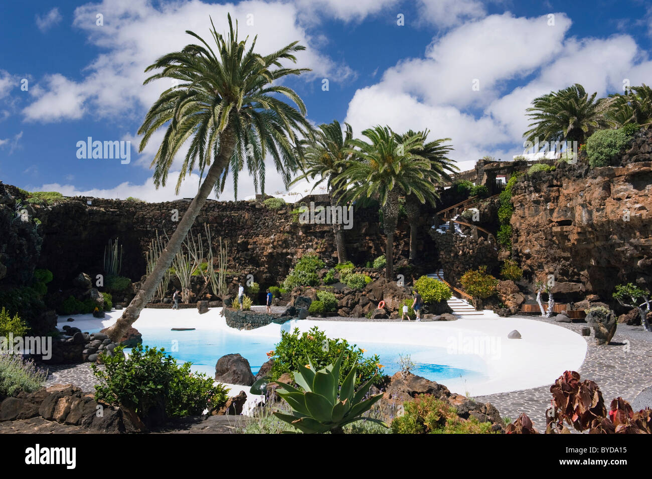 Piscina in grotta lavica, Jameos del Agua, costruita dall'artista Cesar Manrique, Lanzarote, Isole Canarie, Spagna, Europa Foto Stock