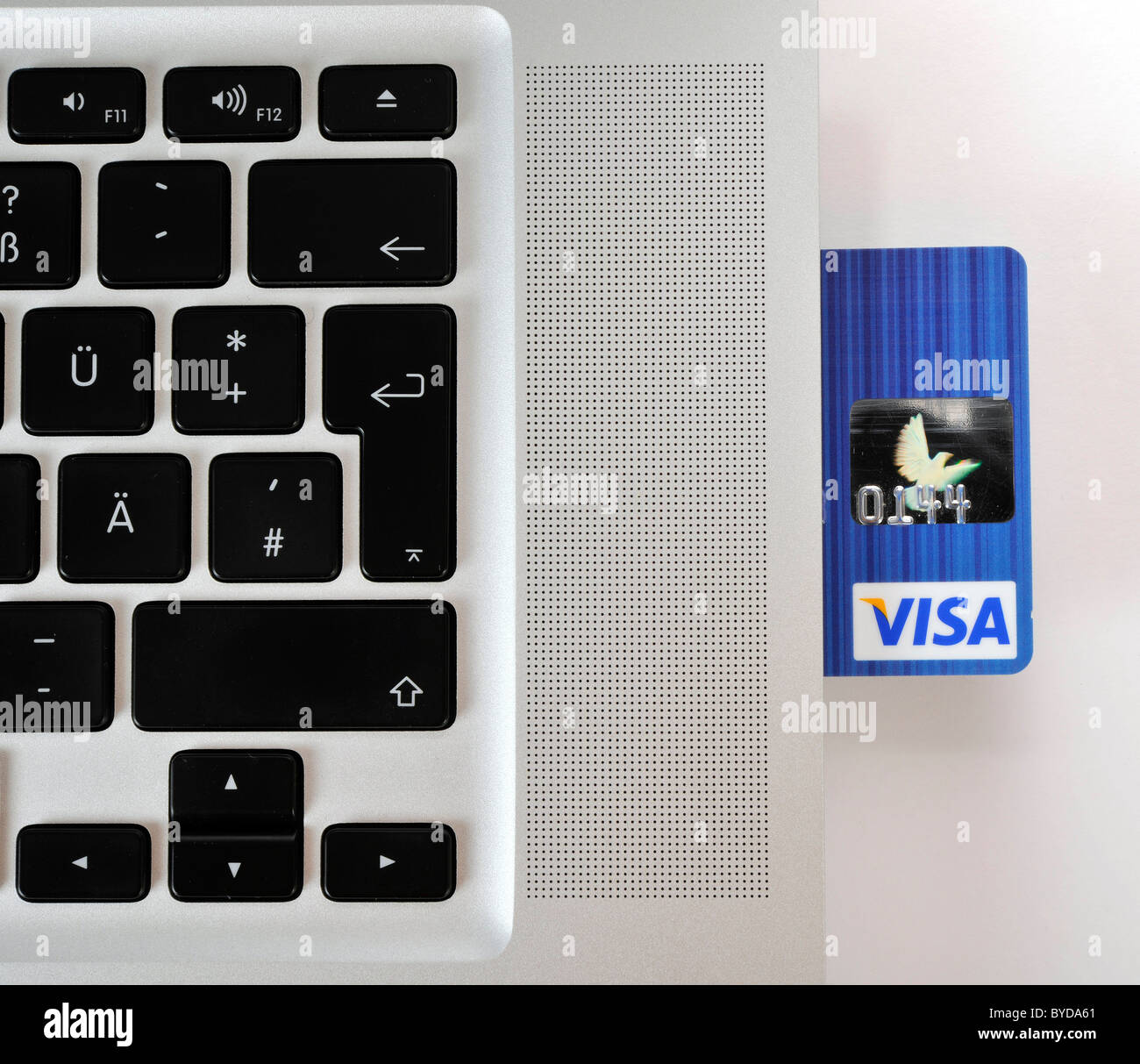 PC portatile con una carta di credito VISA, immagine simbolica per aziende Internet e computer aziende Foto Stock