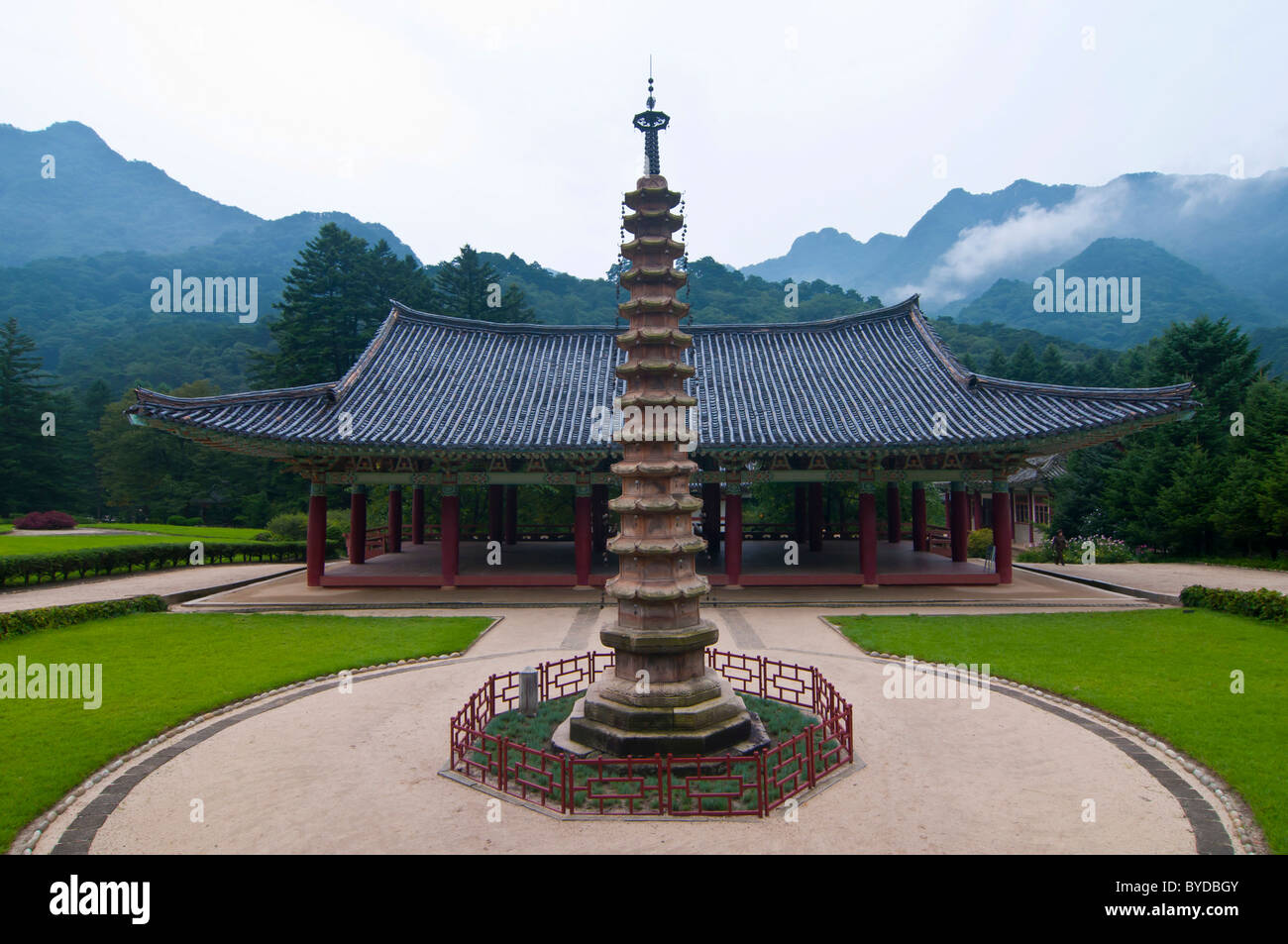 Il monastero in montagna santa Myohyangsan, Corea del Nord, Asia orientale Foto Stock