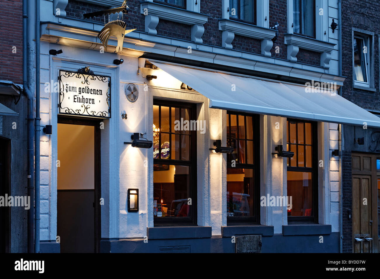 Tipico pub di Duesseldorf nel quartiere storico, atmosfera serale, Ratinger Strasse, Duesseldorf, nella Renania settentrionale-Vestfalia Foto Stock