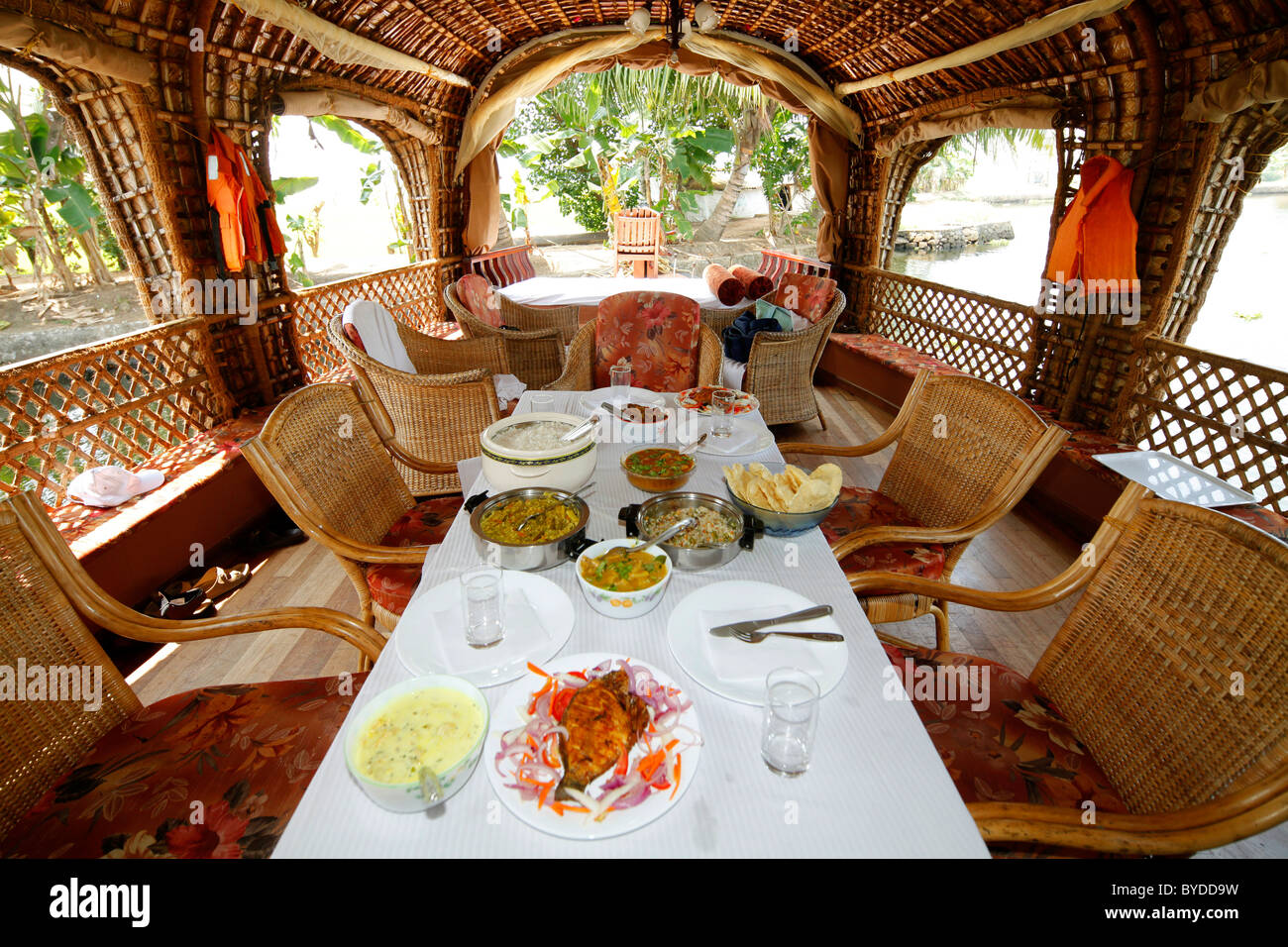 Tavolo da pranzo su una lussuosa casa galleggiante su un canale Haripad, Alappuzha, Alleppey, Kerala, India, Asia Foto Stock